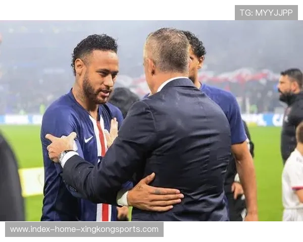 内马尔与教练公开和解,两人握手被镜头捕获 内马尔与教练公开和解,两人握手被镜头捕获