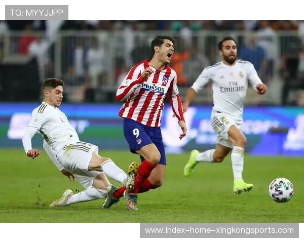 皇马禁区外远射连连尝试,巴尔韦德爆射偏出