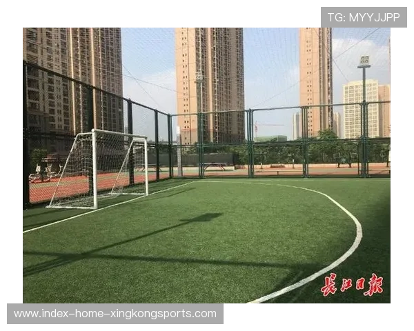 足球俱乐部社区建设活动深化本地关系，全面推进城市社区足球场地设施建设