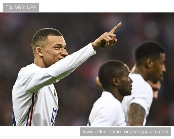 维尼修斯脚下变速摆脱如影随形的防守者，皇马侧翼完全占优